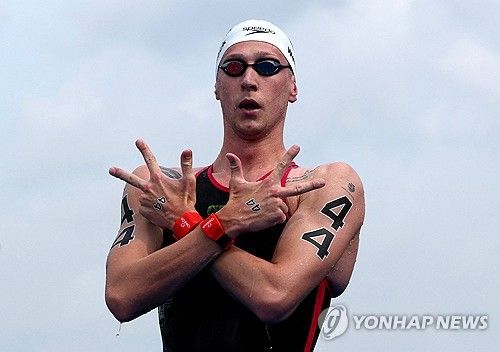 세계선수권대회 오픈워터스위밍 3관왕을 차지한 뒤 손가락 세 개를 펴보인 벨브로크.