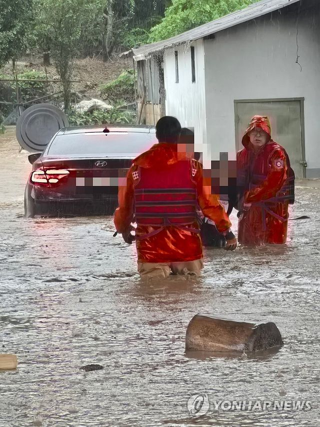 장대비에 고립된 마을서 구조되는 주민