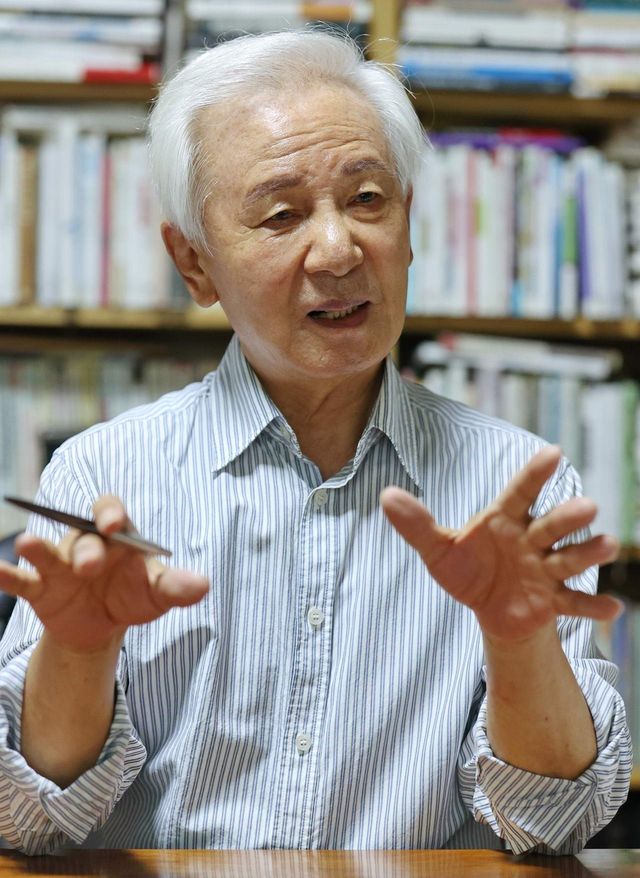 인터뷰하는 김홍신 작가