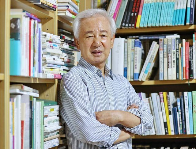 포즈 취하는 김홍신 작가