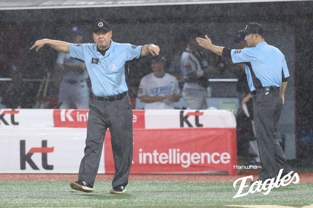 우천 중단 선언하는 심판진