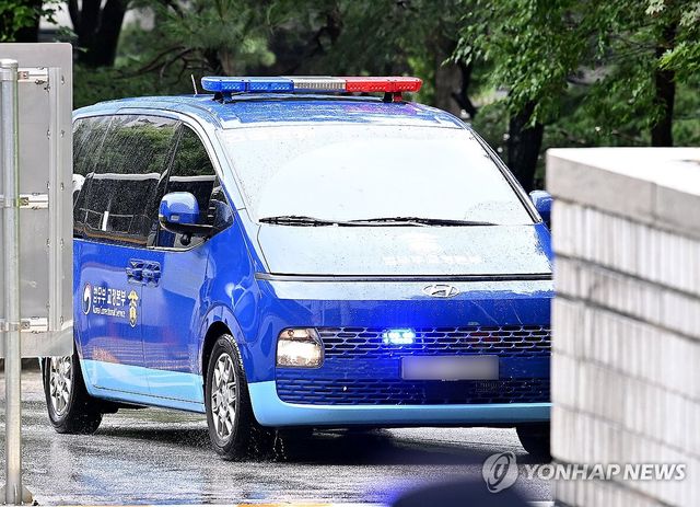 서울중앙지방법원 들어서는 호송차