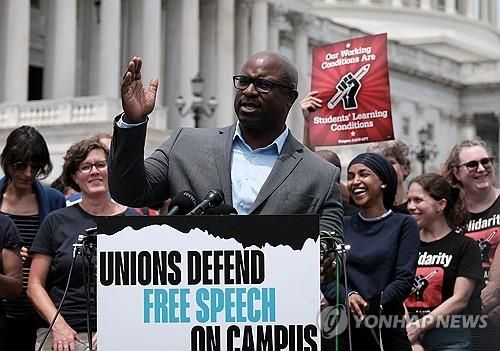 연설하는 자말 보먼 전 연방하원의원