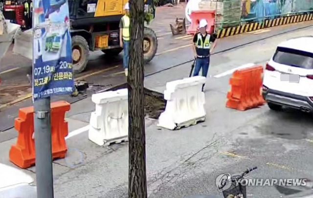 광주 지하철 2호선 공사장 인근 도로에 발생한 싱크홀