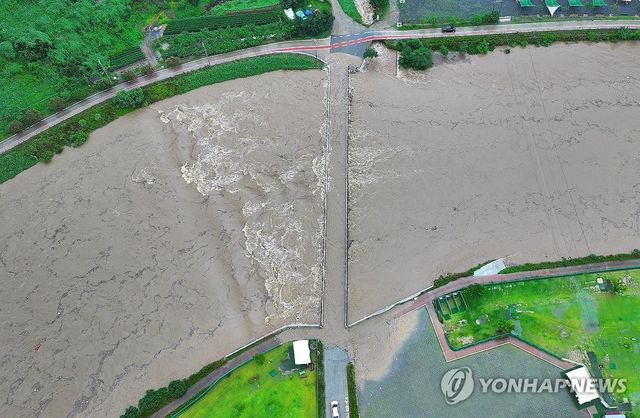 다리 삼킨 강물