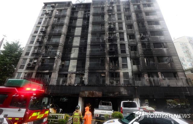 광명 화재 현장 살펴보는 관계자들