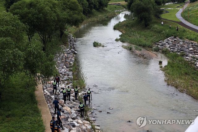 불어난 물에 휩쓸린 실종자 수색작업 중인 경찰