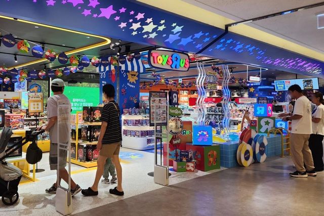롯데몰 광명점 2층에 위치한 '토이저러스 광명점' 매장 전경