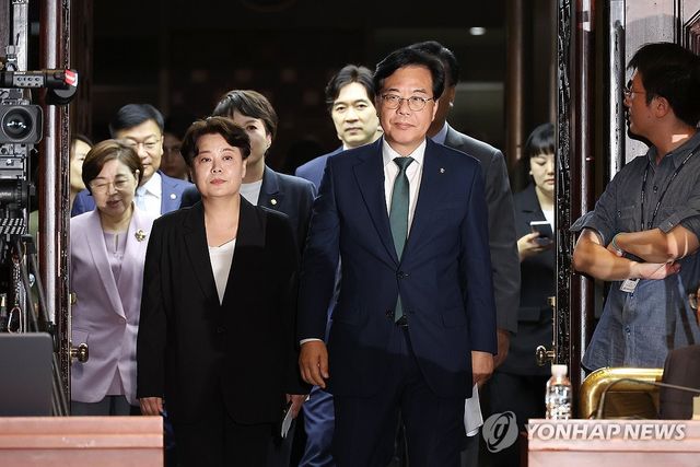 의원총회 입장하는 송언석 비대위원장과 윤희숙 혁신위원장