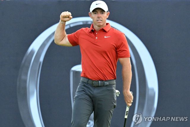 12번 홀 이글 퍼트 성공하고 기뻐하는 매킬로이