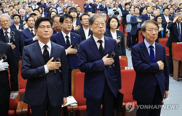 국기에 경례하는 이승만 60주기 추모식 참석자