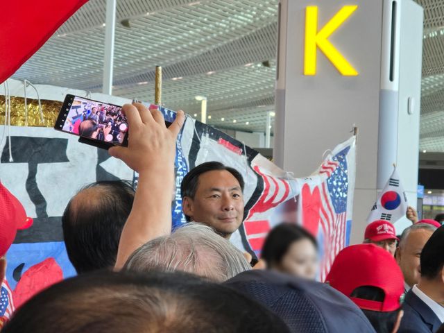 출국하는 모스 탄