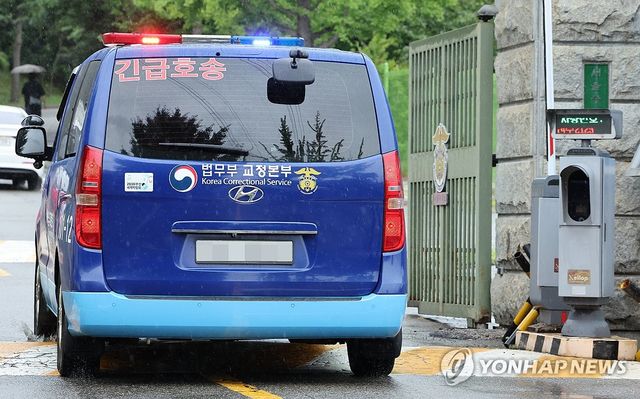 서울구치소로 들어서는 호송차량