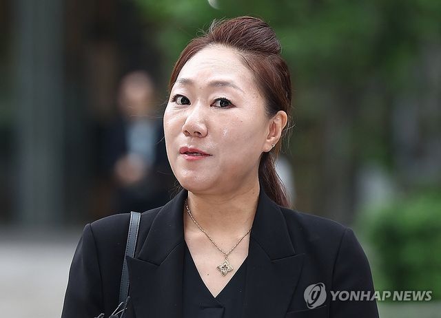 취재진 질문에 답하는 강혜경 씨
