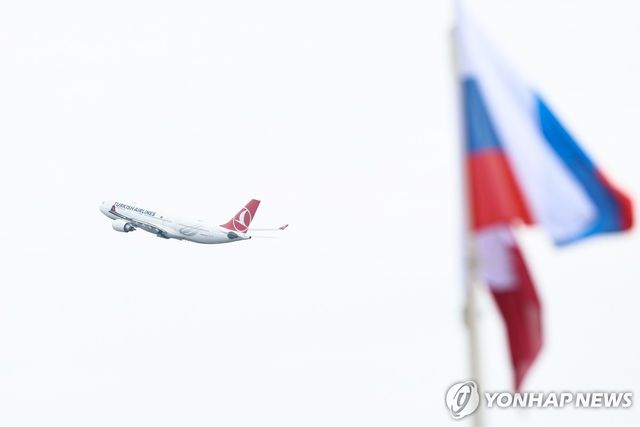 모스크바 브누코보 공항서 이륙하는 비행기