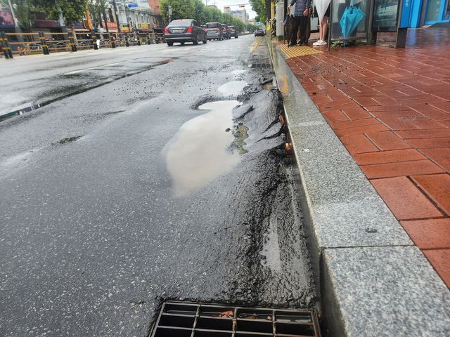 파손된 서울 동대문구 홍파초등학교 버스정류장 도로