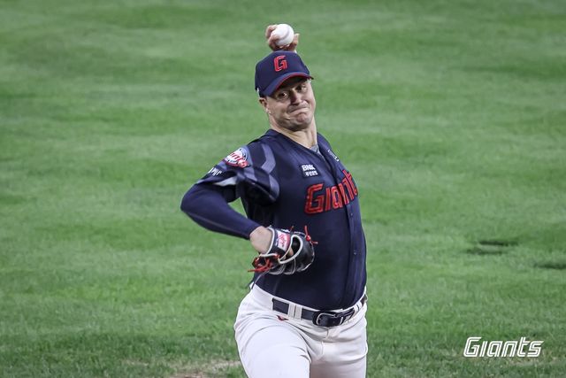 19일 LG 전에서 호투하는 롯데 데이비슨