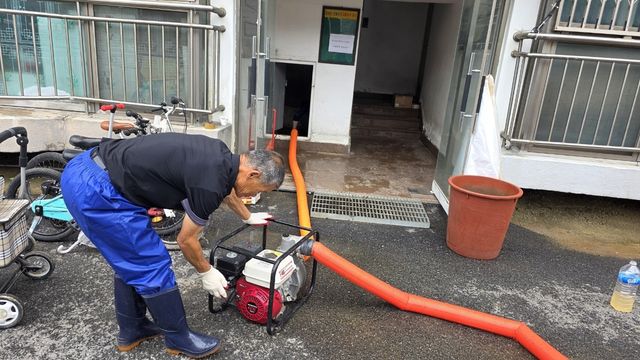 수해 주택 복구 작업