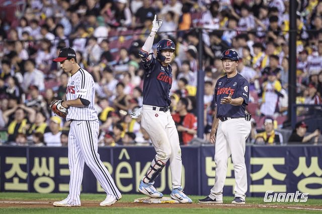 19일 LG 전에서 1루 출루 후 기뻐하는 롯데 나승엽(가운데)