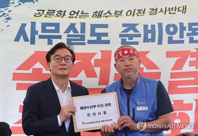 해수부 이전 반대 농성장 찾은 전재수 후보자