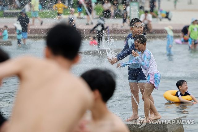 서울 여의도물빛광장을 찾은 시민들이 물놀이를 즐기고 있다. [연합뉴스 자료사진]