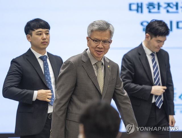 전공의협의회 임시대의원대회 찾은 김택우 대한의사협회장