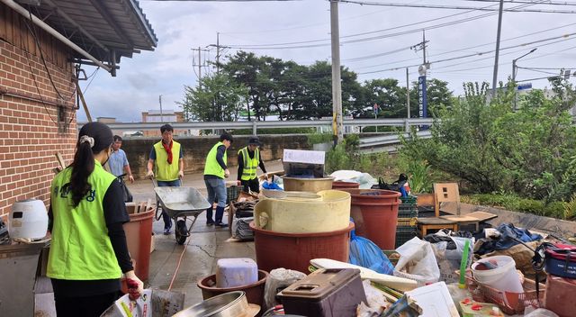 19일 충남 예산서 수해복구 중인 예산군 공무원들