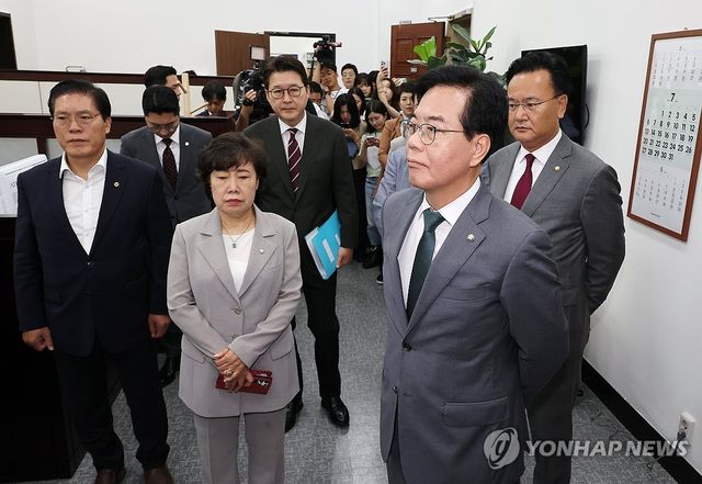 국회의장실 항의 방문한 송언석 비대위원장과 법사위원들