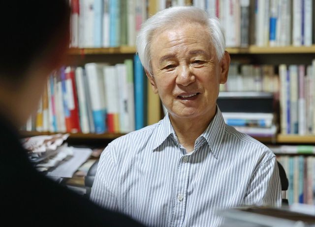 인터뷰하는 김홍신 작가