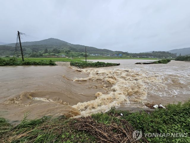 영광 군남천 제방 붕괴