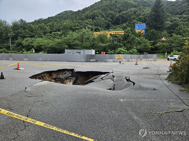 폭우 내린 광주에 대형 싱크홀 발생