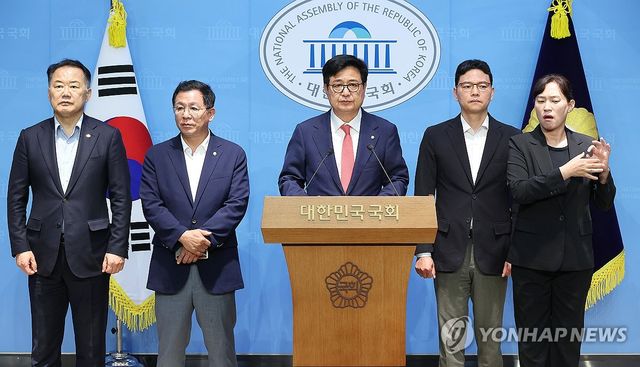 회견하는 국민의힘 과방위원들