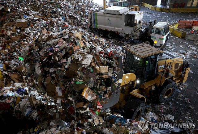 미국 샌프란시스코의 플라스틱 등 재활용 쓰레기