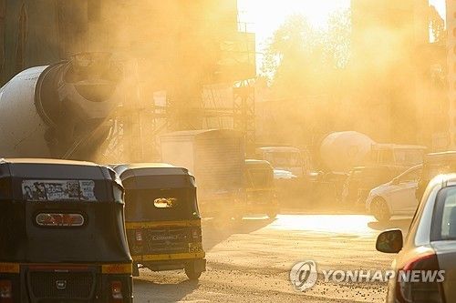 미세먼지 날리는 인도 고속도로