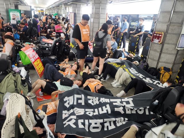 전국장애인차별철폐연대(전장연) 다이인(die-in) 시위