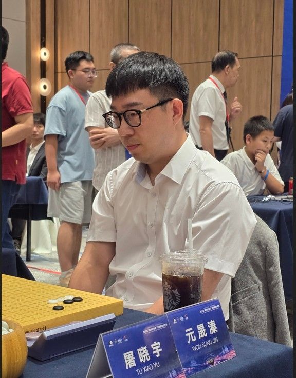 원성진 9단이 란커배 16강에 진출했다.