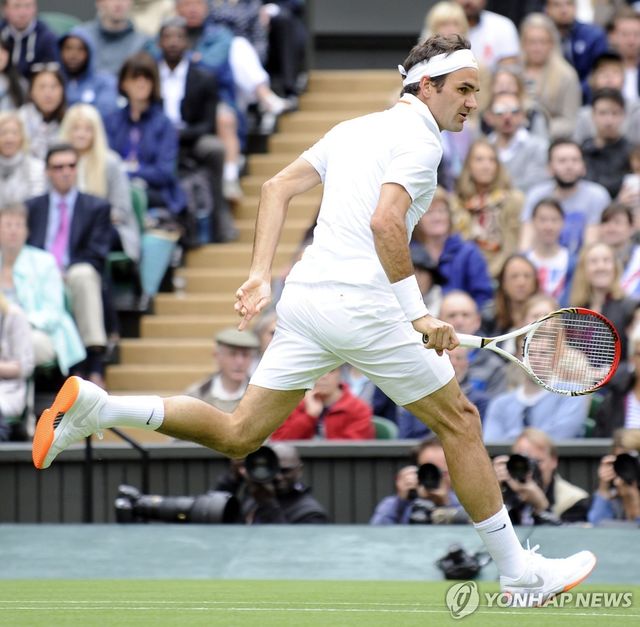 바닥이 주황색인 신발을 신고 나선 2013년 윔블던의 페더러.