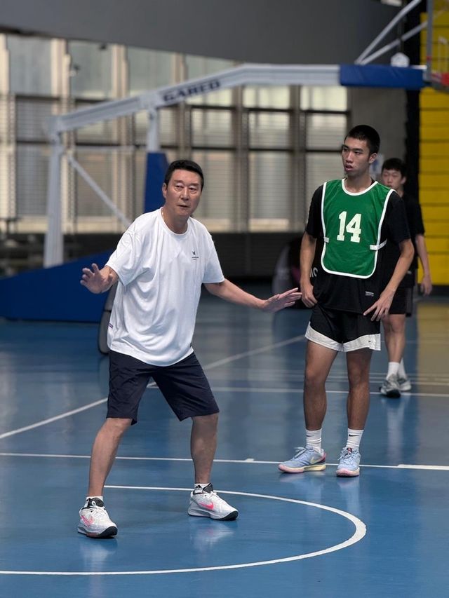 선수들 지도하는 이충희 전 부회장