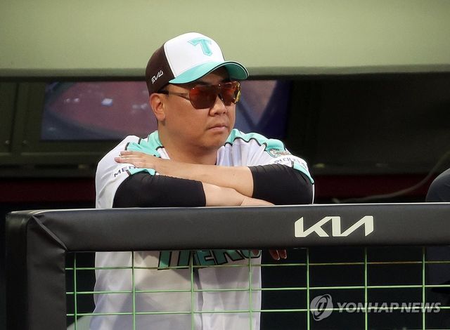 경기 지켜보는 이범호 감독