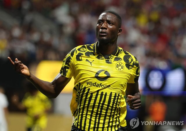 골세리머니를 펼치는 도르트문트의 세루 기라시