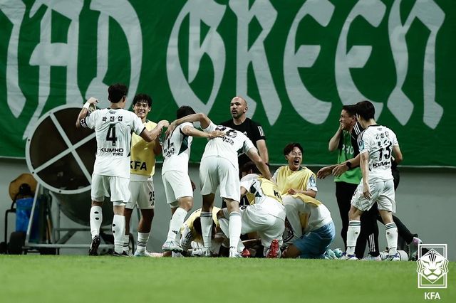 송민규의 골에 기뻐하는 전북 선수들