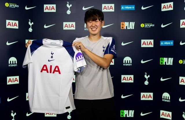 토트넘 위민 유니폼을 입은 고가 도코