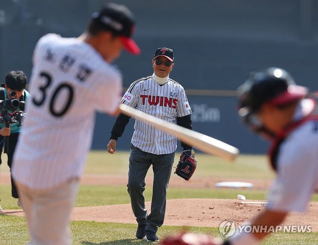 LG의 우승을 기원하는 시구·시타