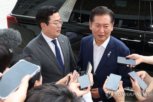 취재진에 둘러싸인 정청래·박찬대 당대표 후보