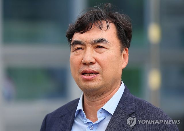 인터뷰하는 윤관석 전 의원