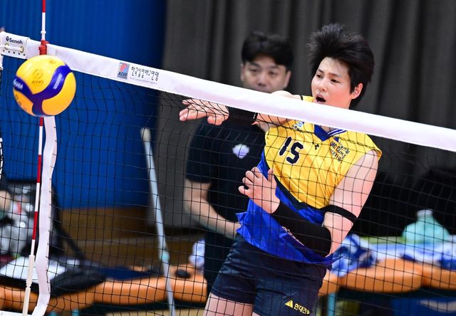 공격하는 현대건설의 김희진