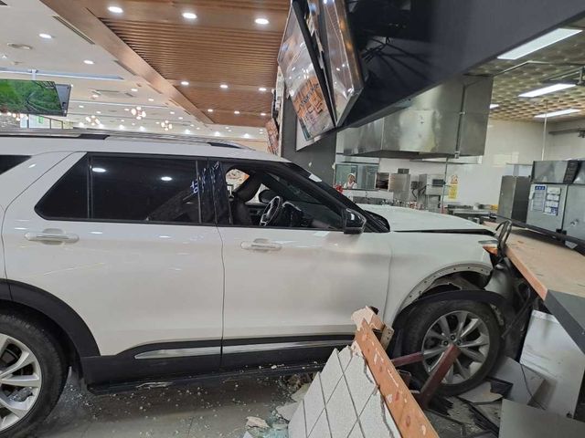 식당가로 돌진한 차량