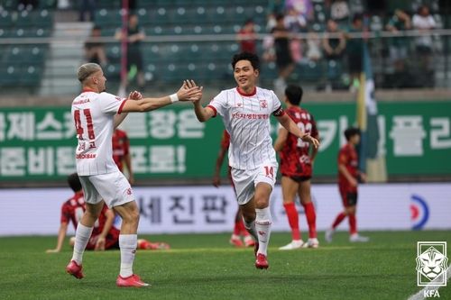 골세리머니를 펼치는 부천의 최재영