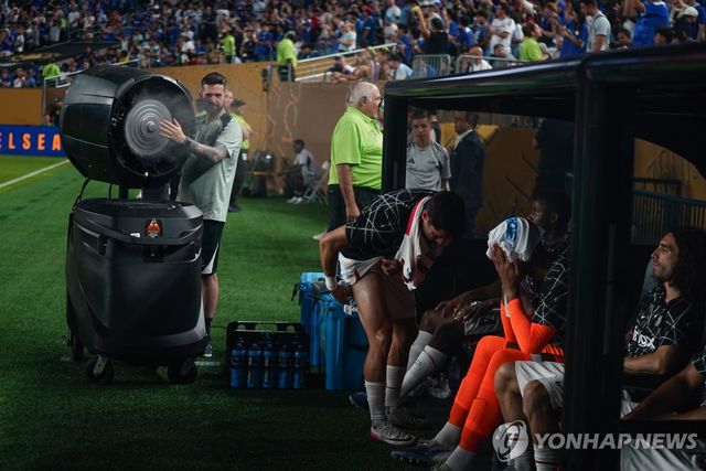 대형 선풍기를 벤치에 놓고 더위를 식히는 첼시 선수들
