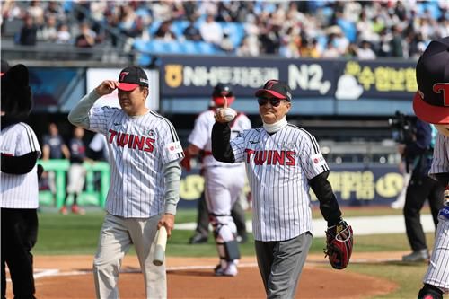 올해 3월 LG 개막전 시구자로 나선 이광환 전 감독(오른쪽)